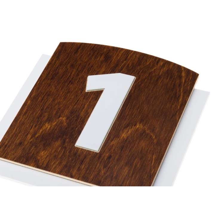 Holztafel mit erhabener Nummerierung - Abm: 120x118mm - TAB445