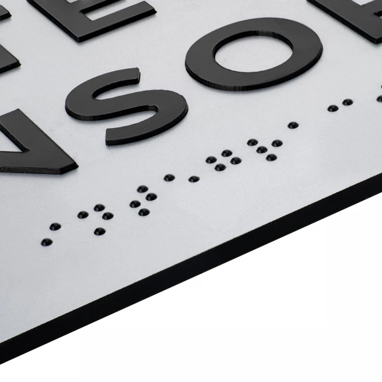 Tafel mit erhabenen Buchstaben und Braille-Schrift - Silberlaminat - Abmessungen 295x100mm - TAB499