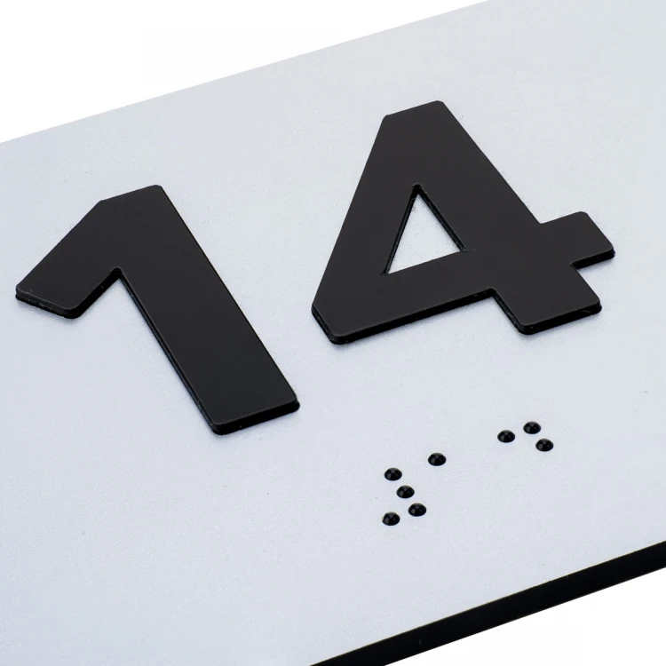 Plakette mit erhabener Nummerierung und Braille-Schrift - silbernes Laminat - Abmessungen 100x80mm - TAB507