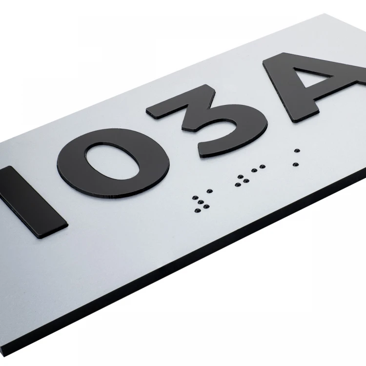 Plakette mit erhabener Nummerierung und Braille-Schrift - silbernes Laminat - Abmessungen 150x80mm - TAB508