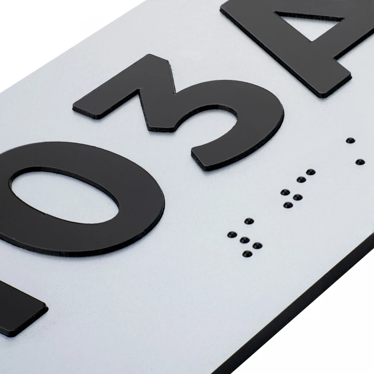 Plakette mit erhabener Nummerierung und Braille-Schrift - silbernes Laminat - Abmessungen 150x80mm - TAB508