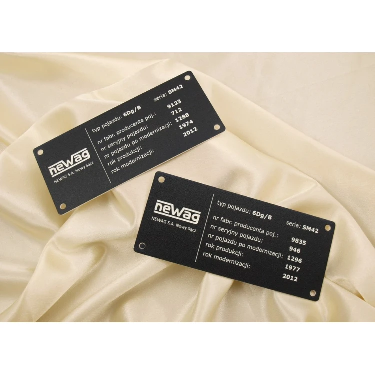 Schwarzes Typenschild - Abmessung: 170x74mm
