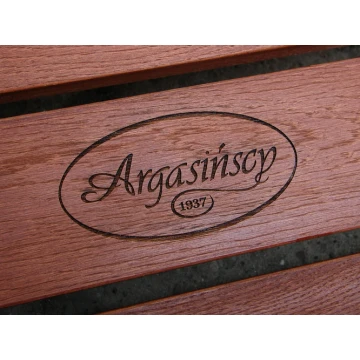 Logo-Gravurservice auf Holztischen - HOLZ