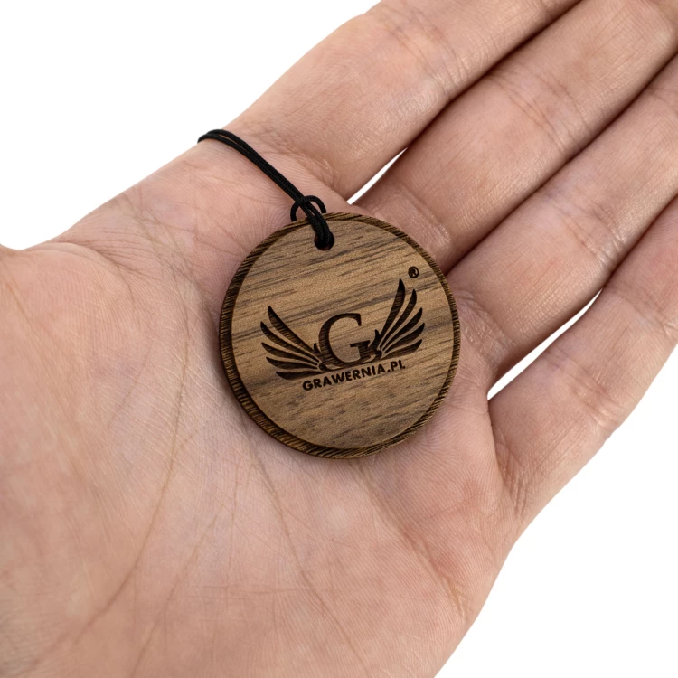 Holzschlüsselanhänger mit Gravur - Walnussholz massiv - Größe 34 mm - BRL040