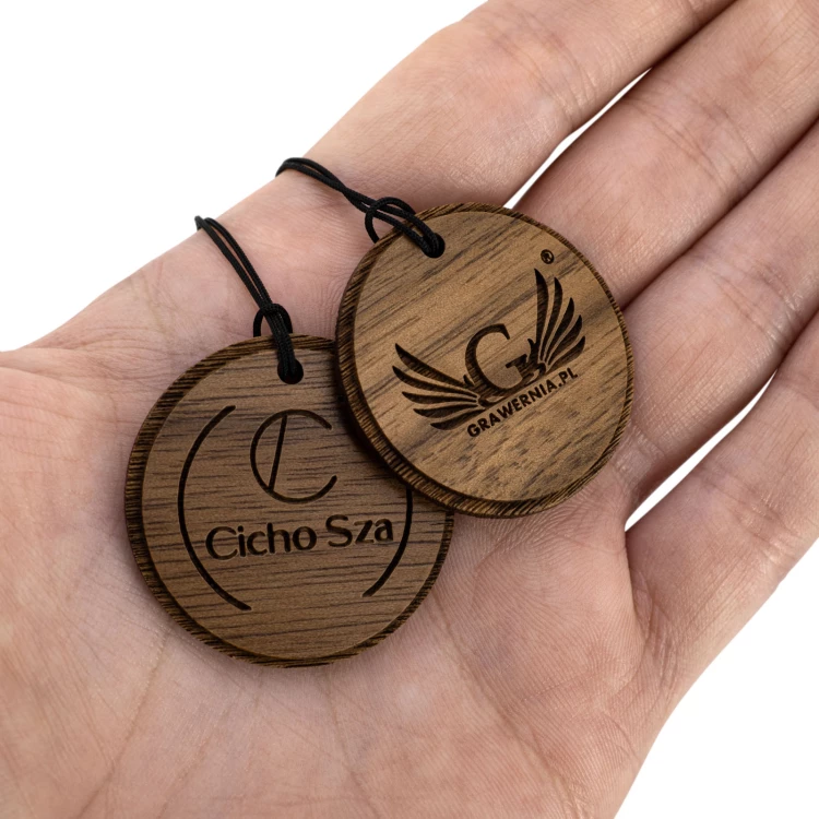 Holzschlüsselanhänger mit Gravur - Walnussholz massiv - Größe 34 mm - BRL040