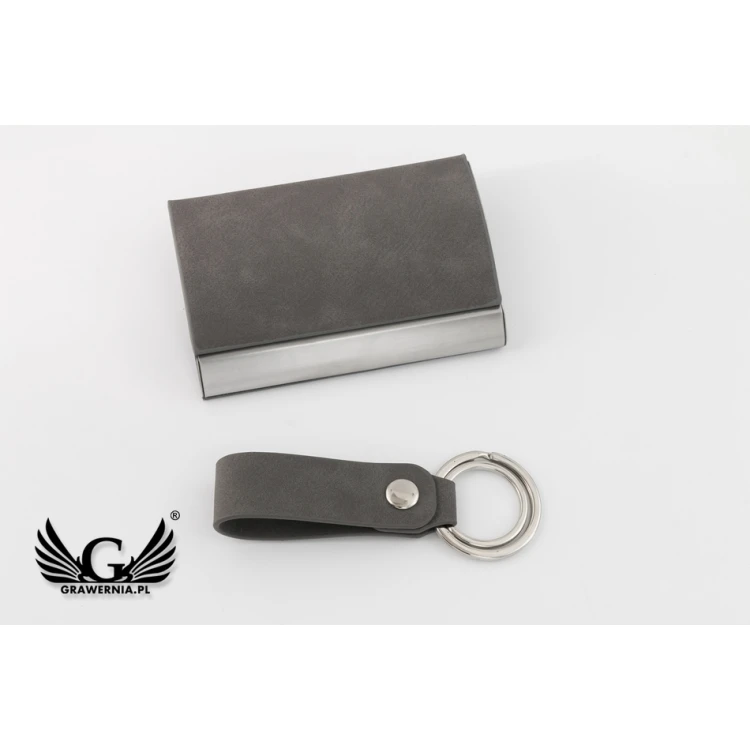 Geschenkset Visitenkartenhalter + Schlüsselanhänger - Fabio Grau mit Gravur - ZU004